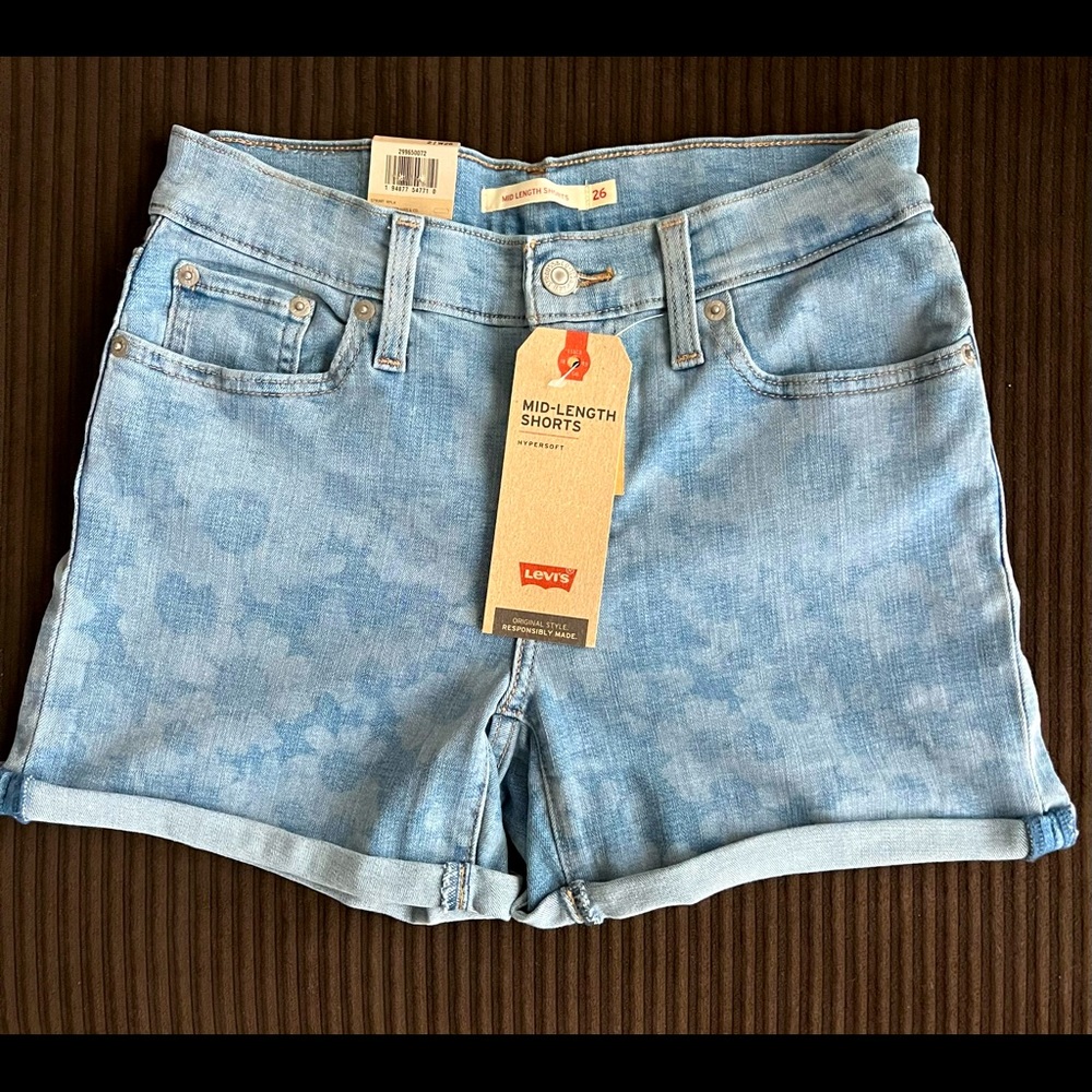 Women’s Levi’s mid-rise Shorts